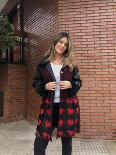 Tapado rojo y negro con mangas de cuero