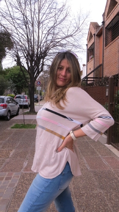 Sweater rosa viejo con lineas