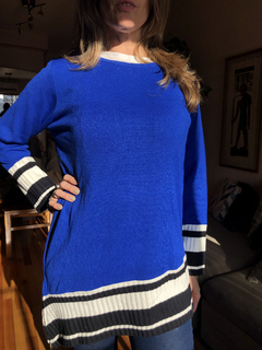 Sweater azul asimétrico en internet