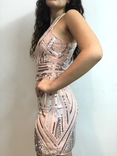 Vestido corto rosa con lentejuelas plateadas en internet