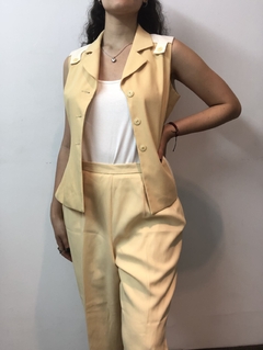 Imagen de Chaleco amarillo con detalles blancos