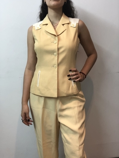 Chaleco amarillo con detalles blancos - comprar online