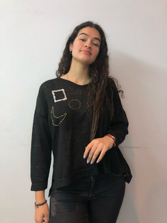 Remera negra con detalle de luna