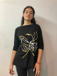Remera negra estampada
