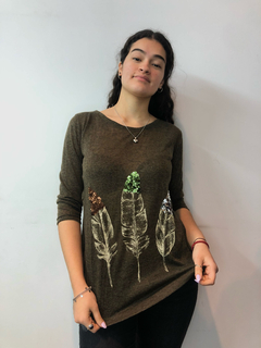 Remera marrón con detalle de plumas en internet