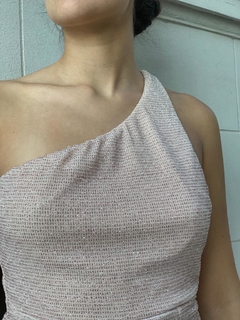 Vestido largo nude un hombro en internet