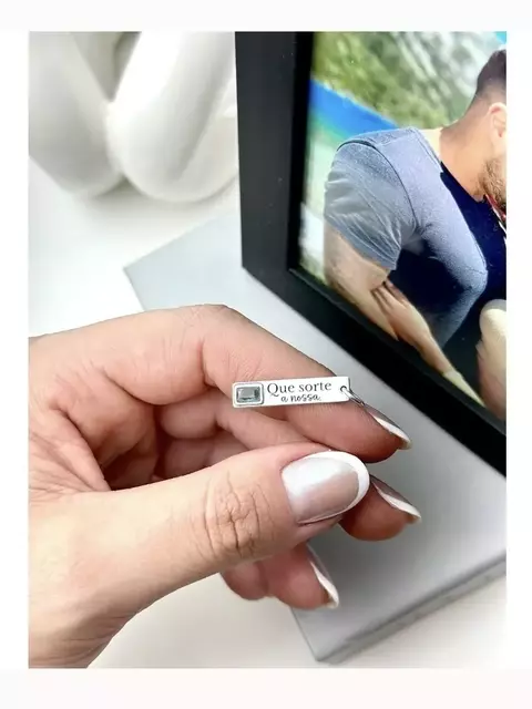 PINGENTE PLAQUINHA RETANGULAR PERSONALIZÁVEL COM ZIRCÔNIA PRATA