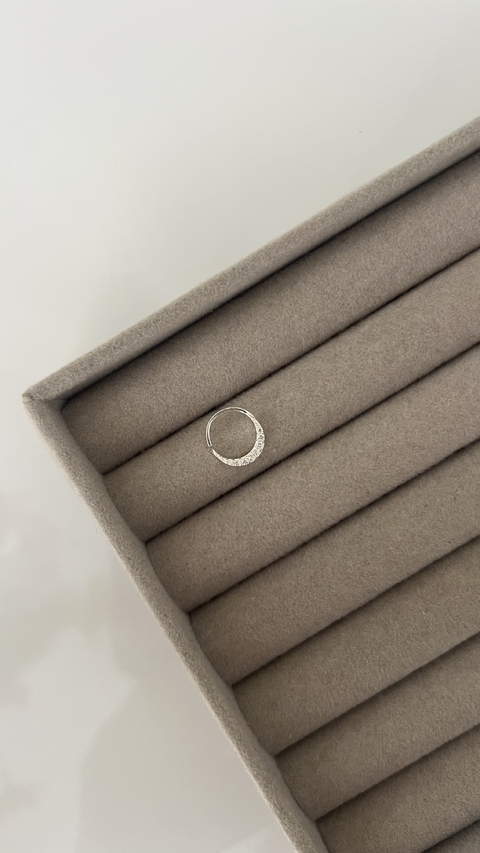PIERCING ARGOLINHA CRAVEJADA FRONTAL ABAULADA