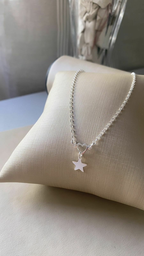 TORNOZELEIRA CORAÇÃO VAZADO COM ESTRELA LISA 25CM