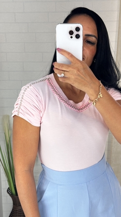 BLUSA COM APLICAÇÕES