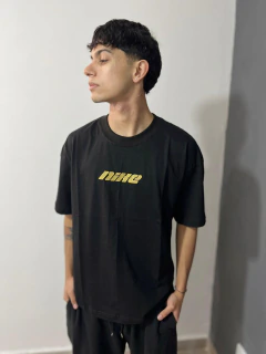 REMERA "NIKE" PANEL OVERSIZE