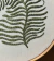Detalhe do bordado de rama floral intricada em bastidor com tecido de algodão cru.