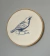 Bastidor bordado com a imagem de um pássaro saíra-sapucaia em azul sobre fundo claro.