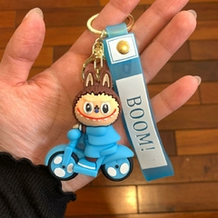 Llavero de Goma de Labubu -Color Celeste Con Bici Tira Boom - comprar online