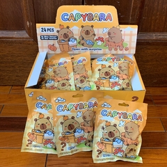 Paquetito de Sorpresa de Capibara -Trae 3 Cartas y 1 Muñequito- - comprar online