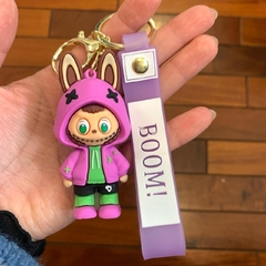 Llavero de Goma de Labubu -Color Violeta y Verde Tira Boom - comprar online