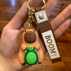 Llavero de Goma de Animales - Carpincho con Tortuga Tira Boom Oscuro - comprar online