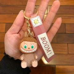 Llavero de Goma de Labubu -Marrón Clarito Sentada Tira Boom - comprar online