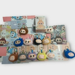 [Cajita de Sorpresa] Peluche Tipo Llavero de Labubu Con Música- Al Azar- - comprar online