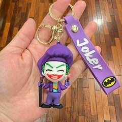 **Llavero de Goma de Joker con Traje y Boina Violeta