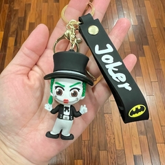 **Llavero de Goma de Joker con Traje y Galera Negra