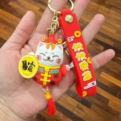 Llavero de Goma de Gato de la Suerte - Rojo con Cartel Amarillo