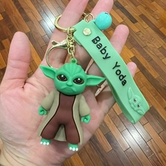 Llavero de Goma de Baby Yoda - Serio Puño Cerrado