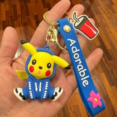 Llavero de Goma de Pikachu - Buzo Azul Sentado