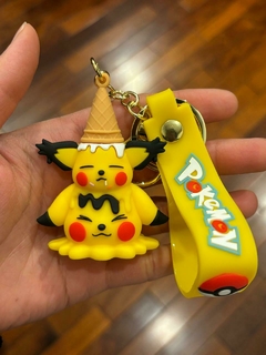 **Llavero de Goma de Pikachu - Doble con Cucurucho en la Cabeza