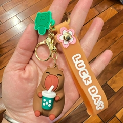 Llavero de Goma de Animales - Carpincho con Bubble Tea Vaso Verde