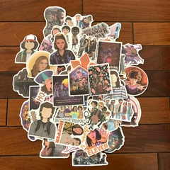 [Stick.Imperm.p/Mate] Stranger Things - Paquete de 50 Al Azar - comprar online