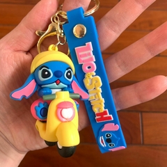 Llavero de Goma de Stitch Azul - En Moto Amarillo - comprar online
