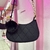 Bolsa con pompón negro en internet
