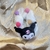 Scrunchie con pompón Kuromi