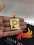 Medalha de letra quadrada.