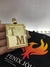 Medalha de letra quadrada grande. - comprar online