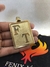 Medalha de letra quadrada grande. na internet