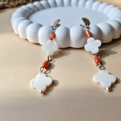 BRINCO MADREPÉROLA FLOR - Primajoia