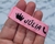 pulseira de identificação personalizada com nome, dois telefones e emoji bordado – acessório ajustável e seguro para passeios.