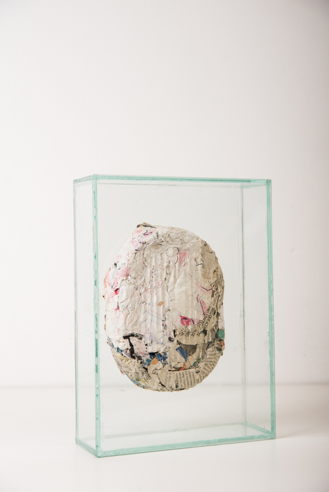 Cabe de Ceci Cordi / Objeto escultórico de vidrio y papel / 29,5x21x7,5 cm