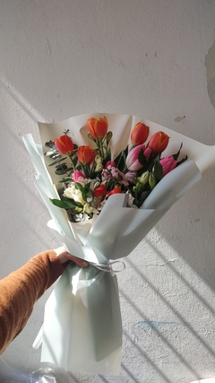 Ramo grande de tulipanes