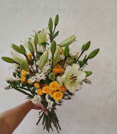 Ramo con lilis y rosas - comprar en línea