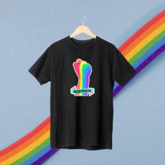 Camiseta Preta Mão da Resistência - ORGULHO - LGBT na internet
