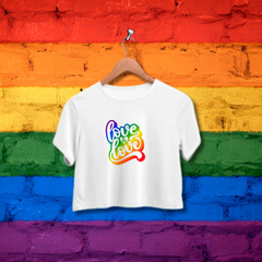 Cropped Love is Love - Branco - Preto - LGBT - Lojas Áurea