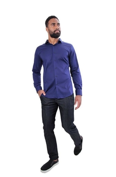 CAMISA SUPER SLIM BÁSICA COM ELASTANO MARINHO na internet