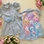 Vestido Infantil Azul Estampa Ursinhos Carinhosos com Manga Bufante e Cinto de Coração Yoyo