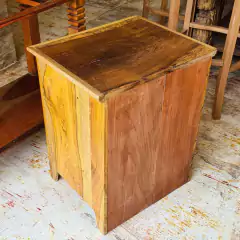 Criado Mudo artesanal com uma gaveta e prateleira, feito de Jacarandá Mineiro, representando a qualidade e tradição da Marcenaria Tiradentes.