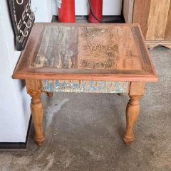 Mesinha de Centro Quadrada com Pés Torneados em Madeira de Demolição - Marcenaria Tiradentes - Móveis e Decoração Artesanais de alto padrão