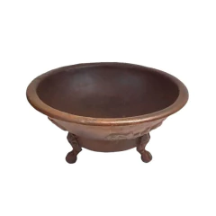Lenheiro artesanal em ferro fundido da Marcenaria Tiradentes, ideal para decoração de alto padrão.