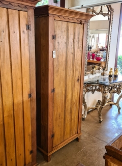 Guarda Roupa rústico com 1 porta, prateleira e cabide, feito em madeira de demolição pela Marcenaria Tiradentes.